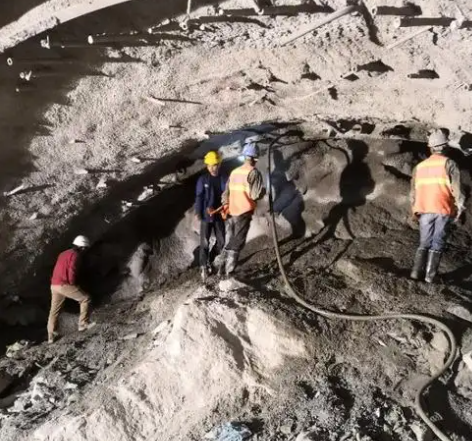 科尔沁左翼后拱顶带模注浆料的施工流程及注意事项